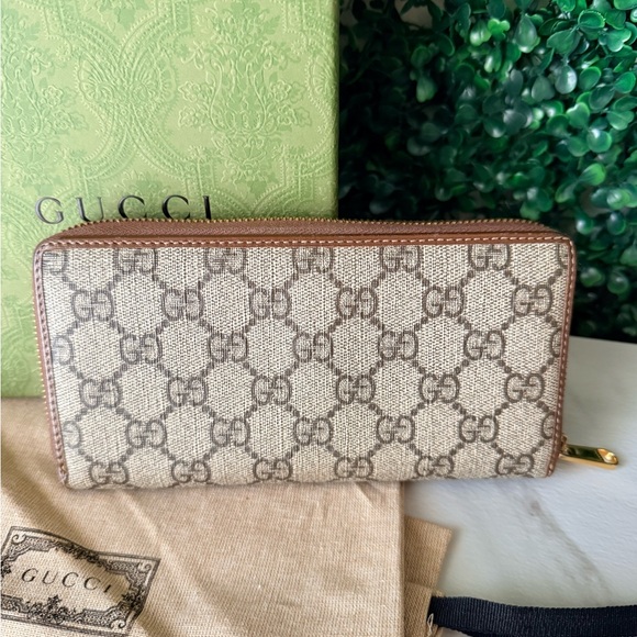 Gucci Supreme Monogram Canvas Horsebit Brown and Tan Women's Zippy Wallet - Picture 3 of 9